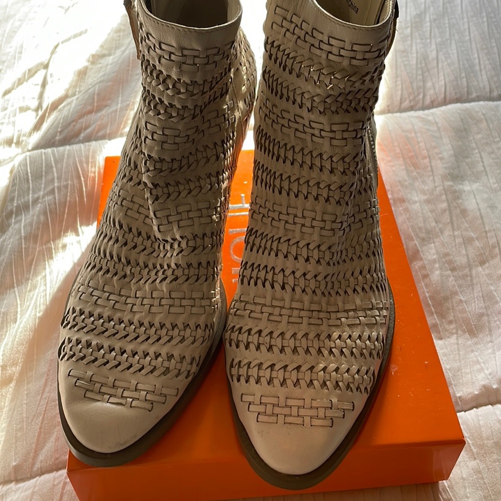 Gap leather booties with heel, cream, size 9, worn once.